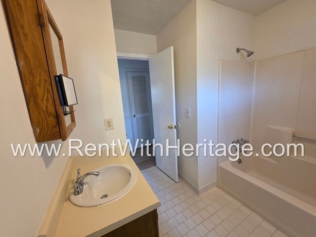 Building Photo - COME SEE THIS FANTASTIC 2 BEDROOM 2 BATH DUPLEX!