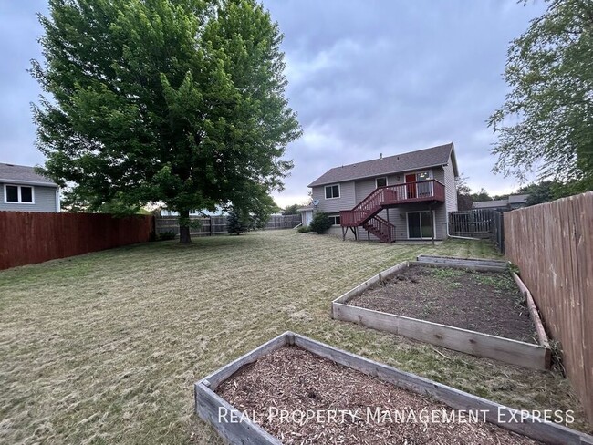 Building Photo - 4 Bedroom 2 Bathroom in SW Sioux Falls