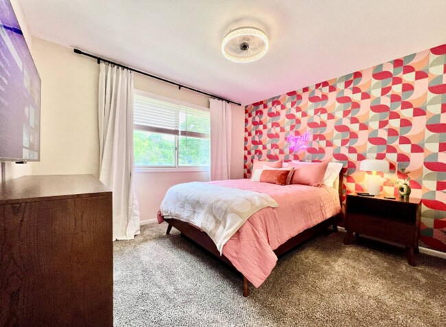 Building Photo - Large, stylish home in heart of Liberty twp.