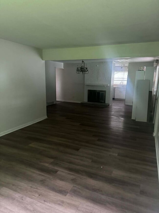Building Photo - Oak Ridge 37830 - 4 bedroom 2 bath home - Contact Shannon Russell or Lisa Vineyard 865-216-9334