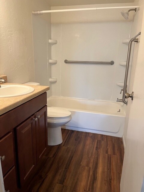 tub/shower w/multiple shelves - 7542 E Carefree Dr