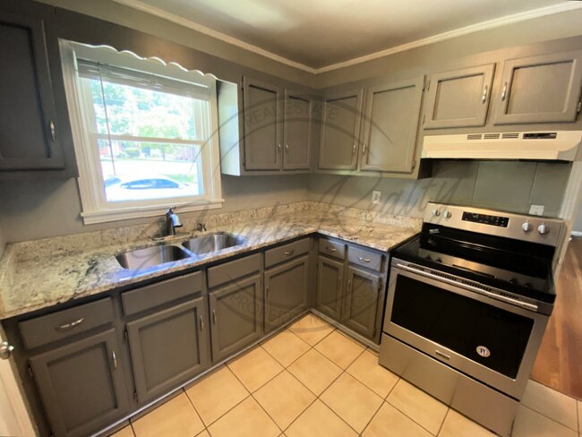 Building Photo - Two Bedroom Ranch Style Apartment Near BNA on Special!