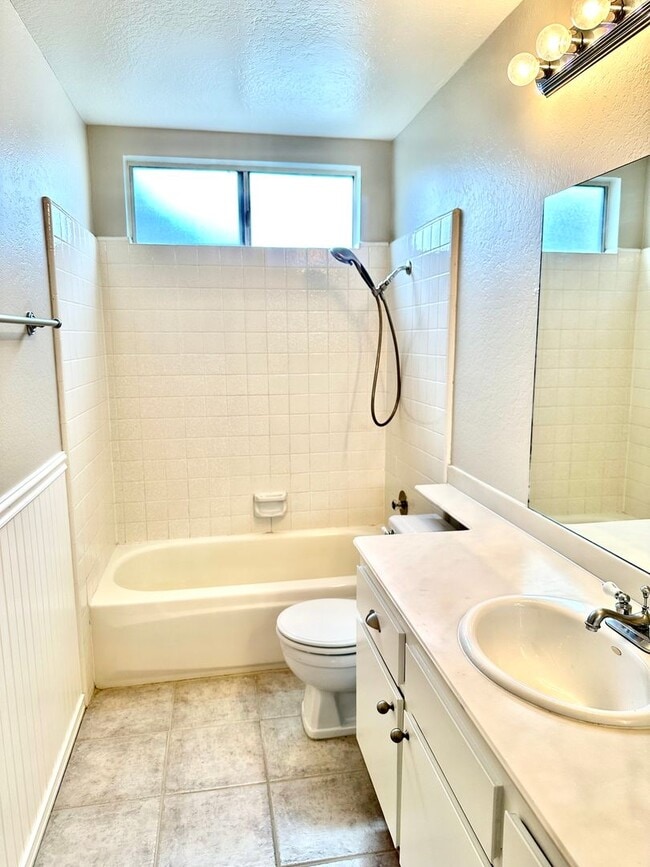 Building Photo - Large 5 Bedroom Single Family Home Near Da...