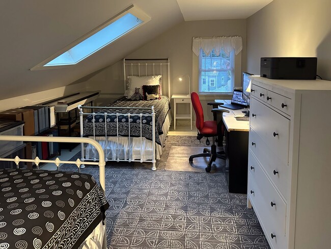 Building Photo - Charming 2 Bed 1 Bath