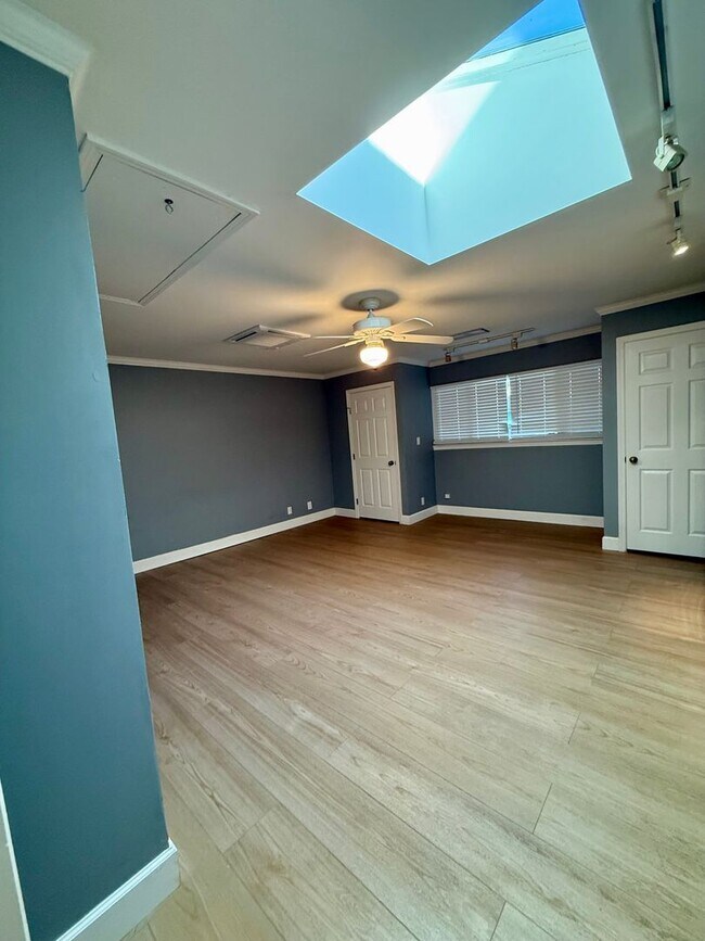 Building Photo - 33 Mary Ct