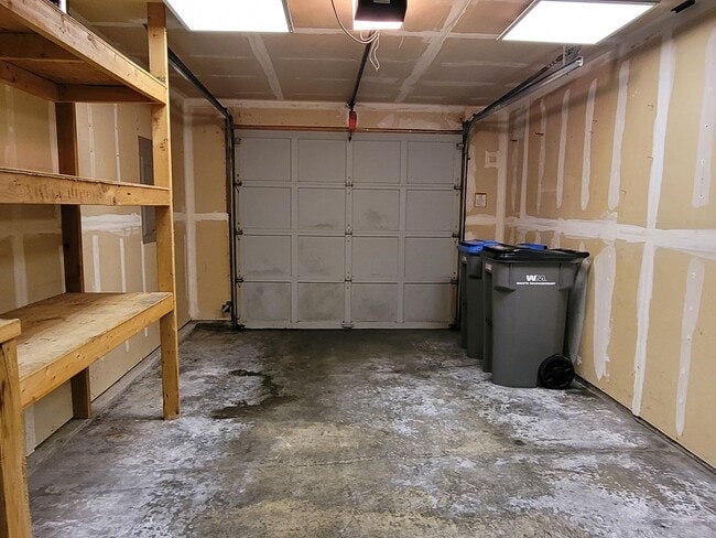 Building Photo - 2 Bedroom Townhome in Desirable Summerwind!