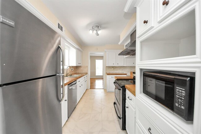 Building Photo - 11411 Briar Forest Dr