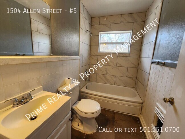 Building Photo - 1504 Allen St