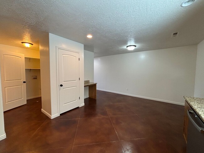 Building Photo - SPACIOUS TOWNHOME AVAILABLE FOR RENT