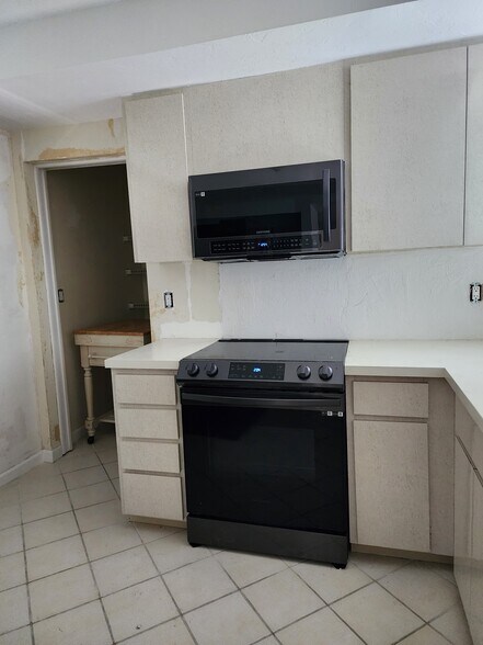Brand new appliances - 3546 Richwood Link