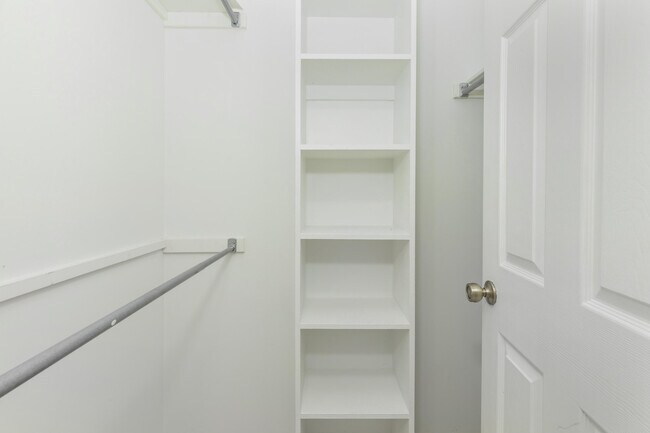 Building Photo - 37743 Avon Ln