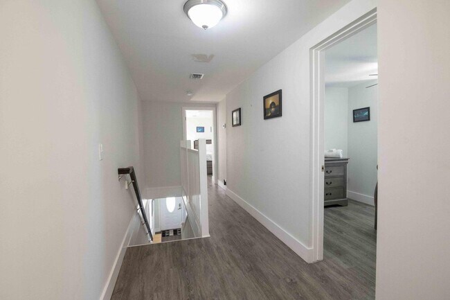 Building Photo - 915 3rd St