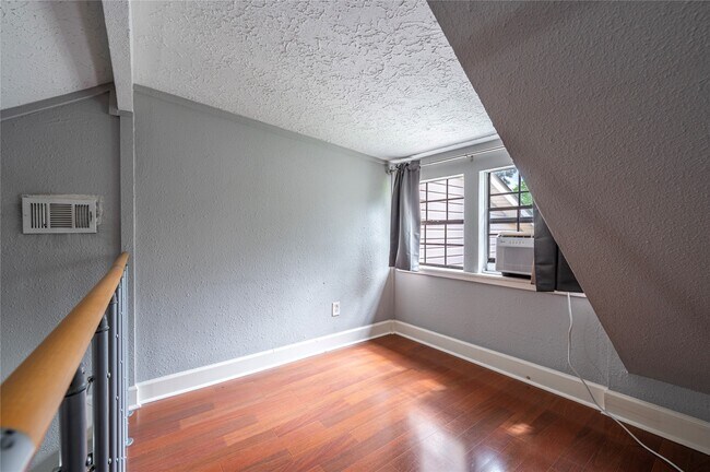 Building Photo - 407 Juniper Ct