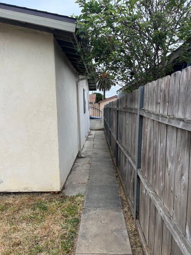 Building Photo - Charming 2 bed+1 bath + bonus office avail...