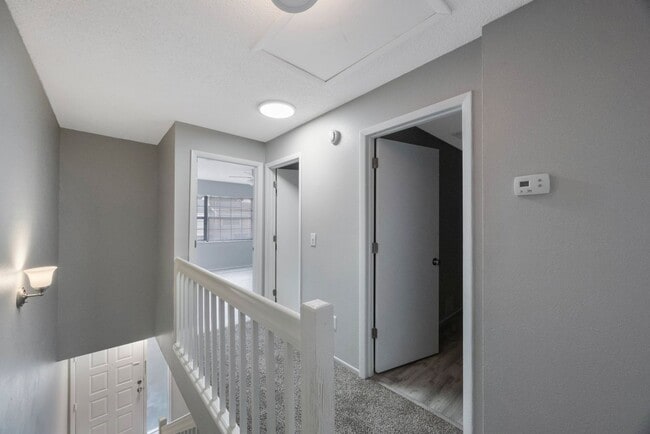 Building Photo - Renovated Town Home 2 bedroom 1.5 bath ** ...