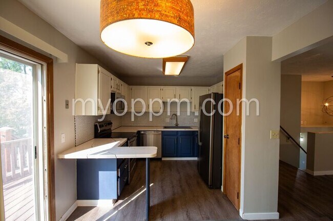 Building Photo - 9129 Grand Ave