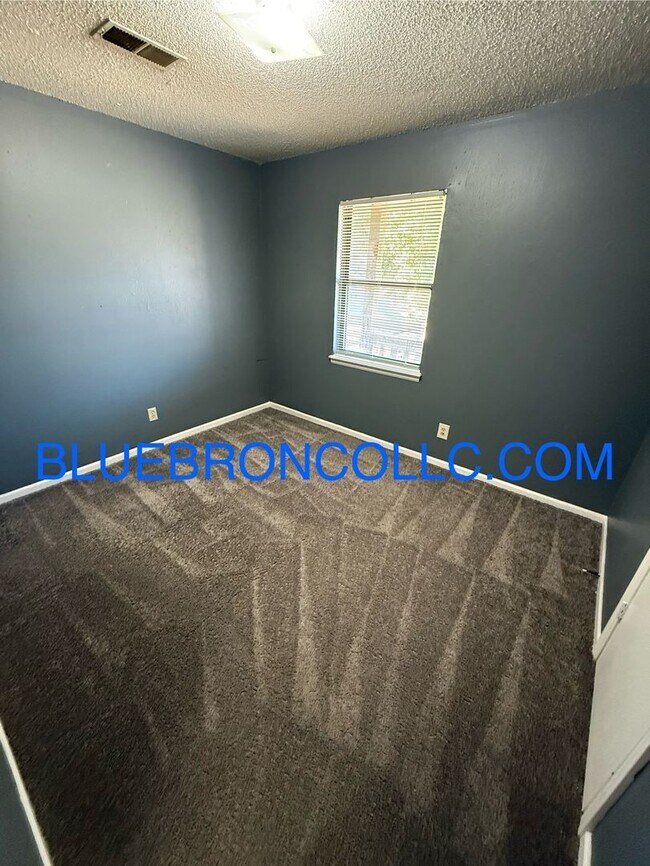 Building Photo - Cute 2 bedroom 1 bathroom home with 1 car ...