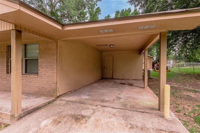 Building Photo - 107 Town and Country Dr