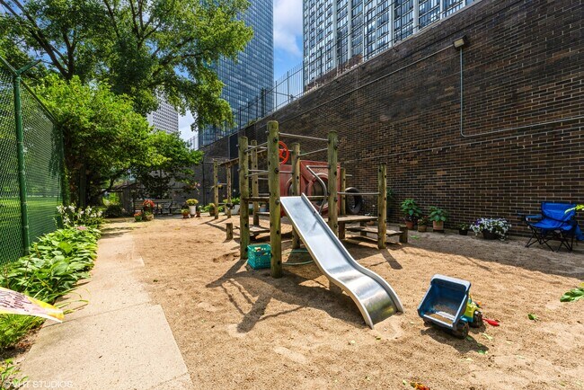 Building Photo - 5455 N Sheridan Rd
