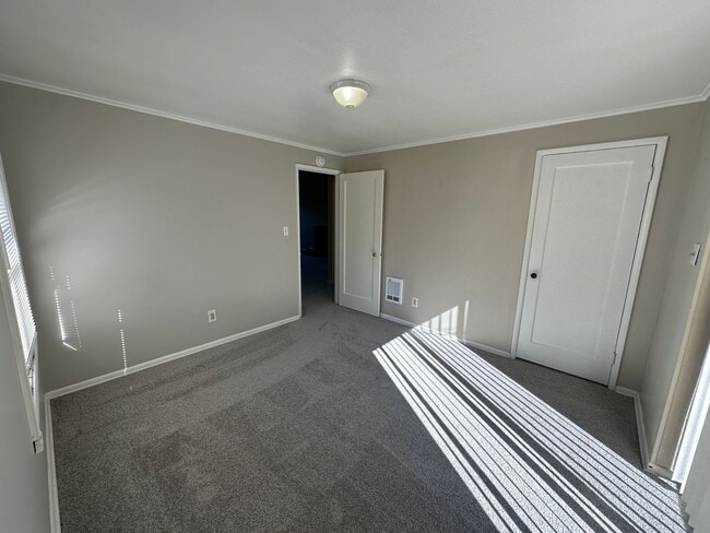 Building Photo - Freshly Updated & Move-In Ready