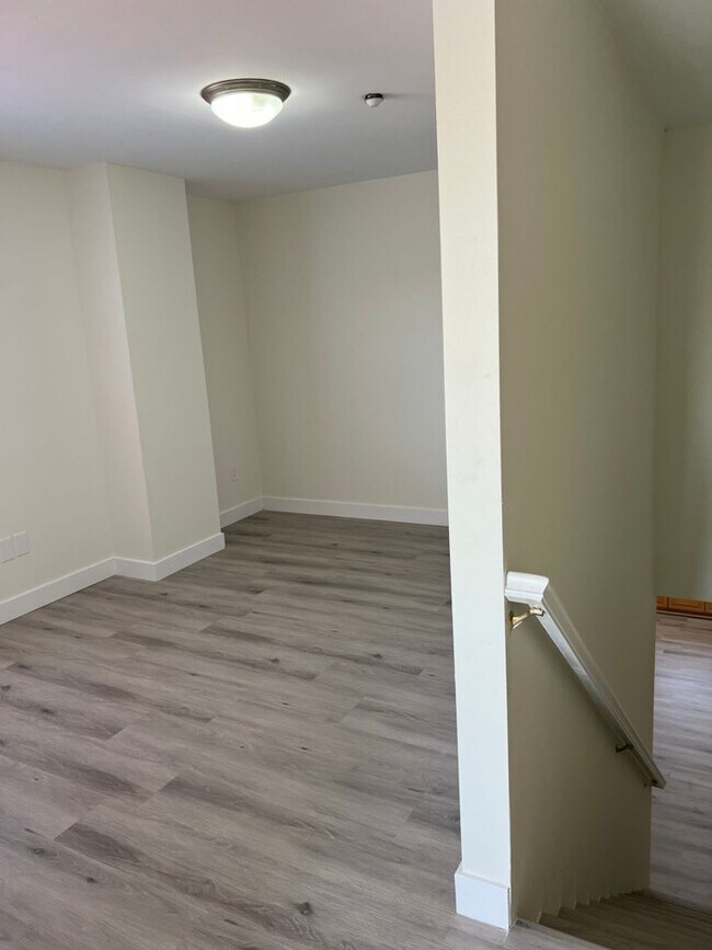 Building Photo - Delong Townhomes