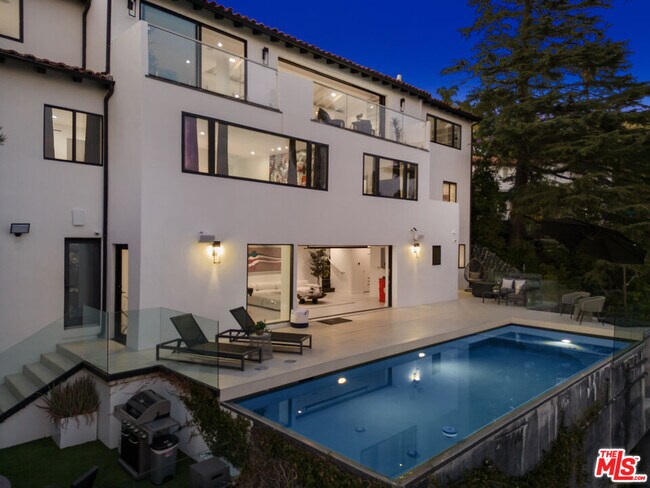 Building Photo - 2260 Maravilla Dr