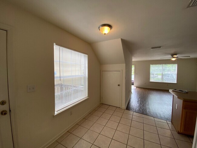 Building Photo - 1081 Solana Ave