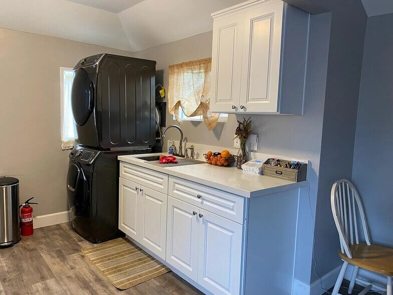 Building Photo - 582 E Kingsley Ave