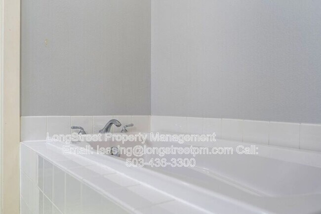Building Photo - 10247 NW Village Heights Dr