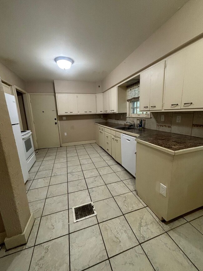 Building Photo - 3 Bedroom, 3 Bathroom Home Available  2-Car Garage & Spacious Living Near WSU.
