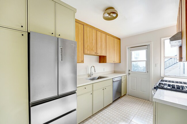 Building Photo - Newly updated 2-Bedroom 1-Bath Residence in the Heart of Los Feliz
