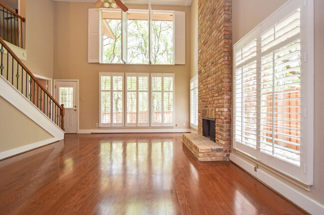 Building Photo - 3 Bedroom Townhouse - Northwest Hills