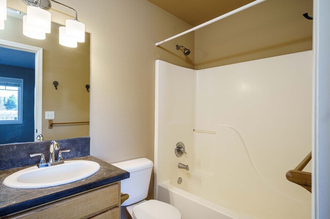 Building Photo - 3 Bedroom 2.5 Bath Duplex -Quick Easy Acce...