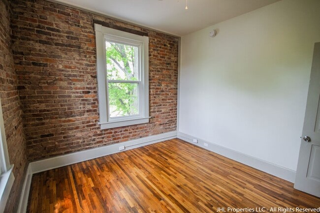 Building Photo - Updated 2 Bedroom 1 Bathroom in Downtown C...