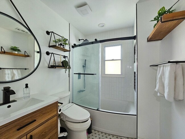 Building Photo - SPACIOUS LUXURY HOME WITH IN-LAW SUITE! [F...