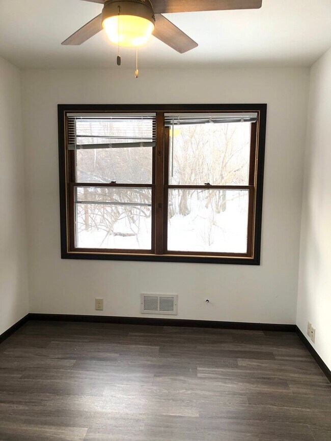 Building Photo - 122 W Cedar St