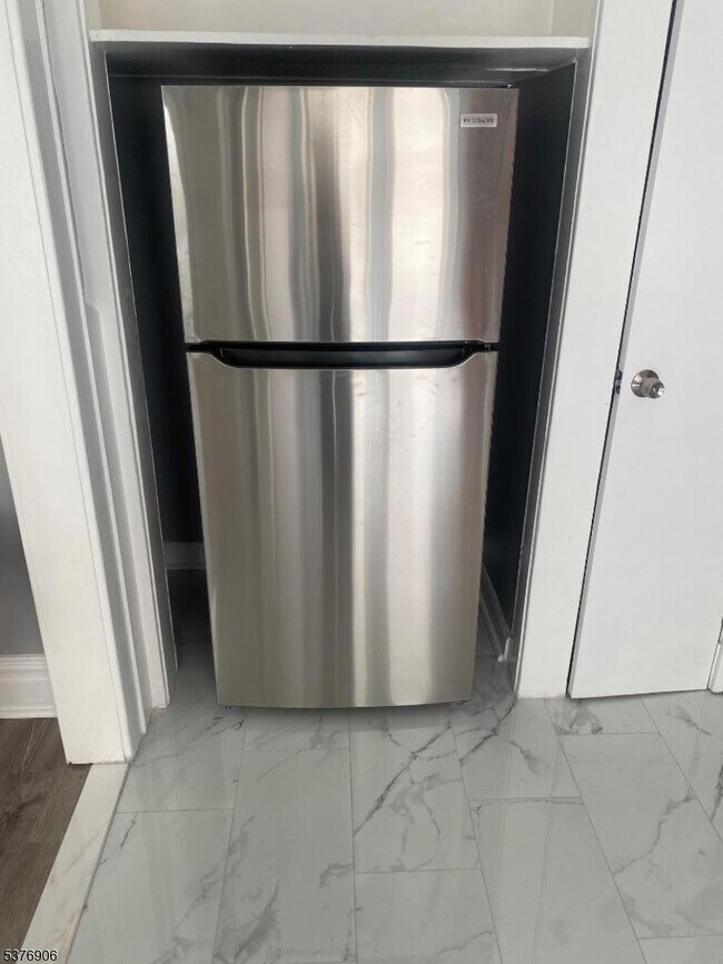 Building Photo - 138 Vermont Ave