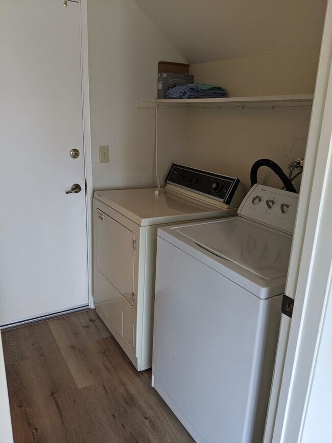 Building Photo - LOS GATOS  - Town House with designer upda...