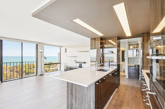 Building Photo - 345 W Fullerton Pkwy