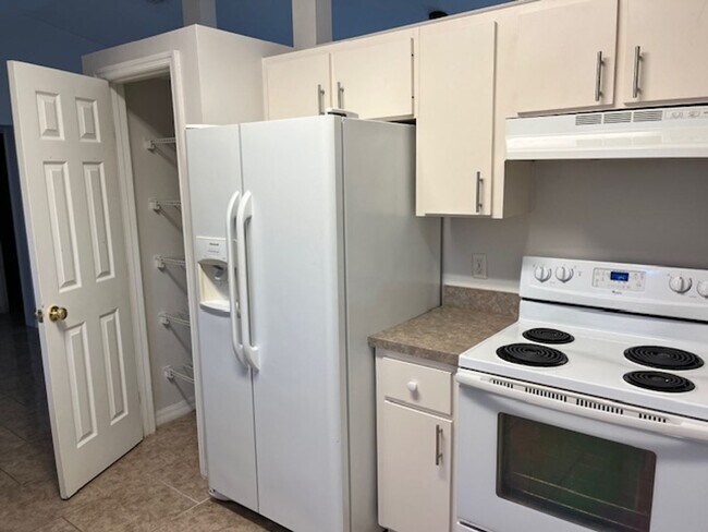 Building Photo - 4/2 home in Silver Spring Shores