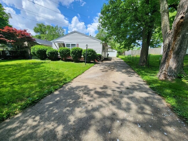 Building Photo - 3 Bedroom Home in Bloomington