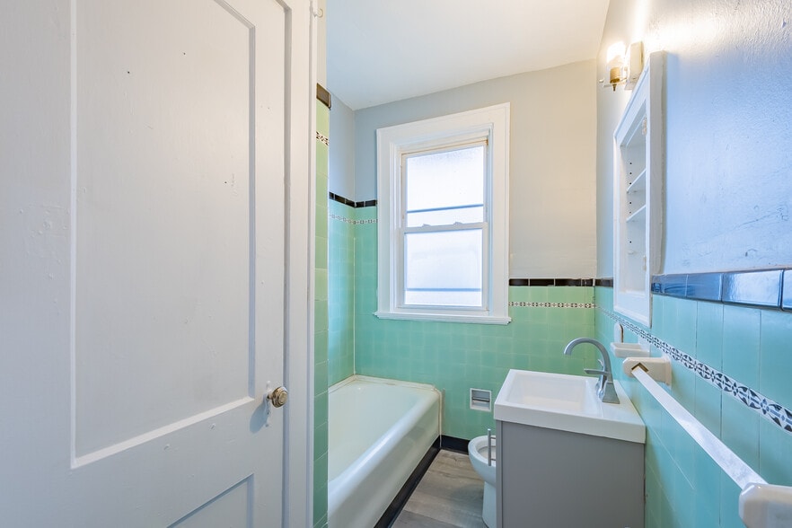Building Photo - 2114 Bedford Ave