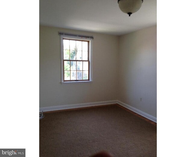Building Photo - 214 Grayling Ave
