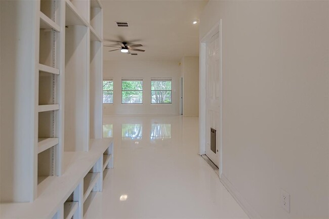 Building Photo - 2210 Zoa Dr