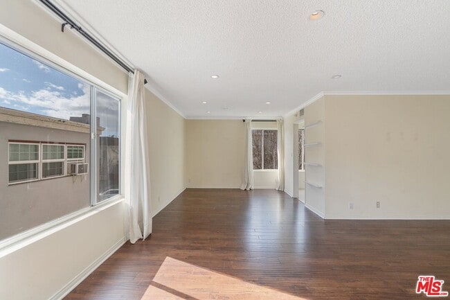 Building Photo - 328 S Elm Dr