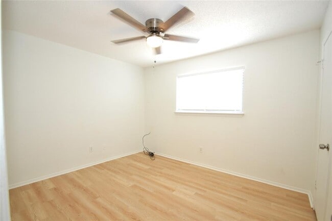 Building Photo - 1202 Southport Dr