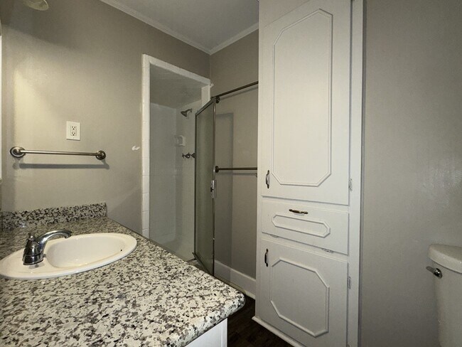 Building Photo - 827 Briarwood Dr