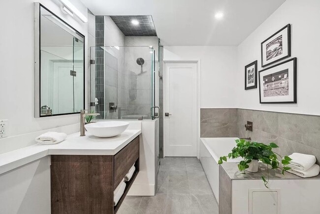 Building Photo - Elegant & Spacious Unit for Rent