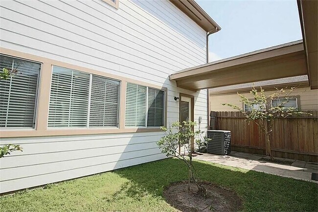 Building Photo - 3518 Clearview Cir