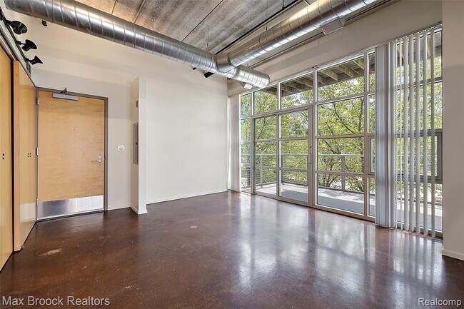 Building Photo - 333 E Parent Ave